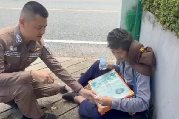 ผู้กำกับจราจร สภ.เมืองขอนแก่น ช่วยชายขายลอตเตอรี่มีอาการฮีทโตรก